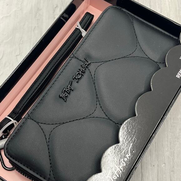 Betsey Johnson Black Bubble Heart Faux Leather Wallet Removable Wristlet - Picture 4 of 7